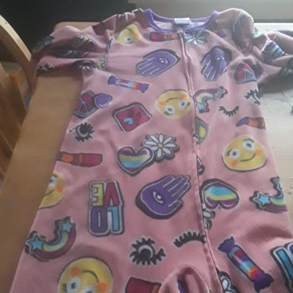 Girls sleepwear.